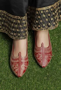 Red Zari Aari Embroidered Juttis image 2