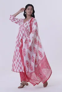 Set Of 3: White Cotton Kurta, Pant & Dupatta Set with Pink Motif image 2