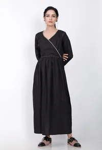 Black Overlapping V-Neck Gathered Cotton Kurta image 2