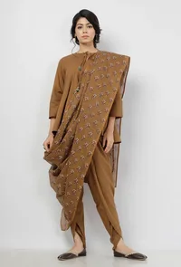 Set of 2: Kanak Beige Plain Dhoti and Small Floral Buti Hand-Block Printed Kota Sari Dupatta Drape image 2