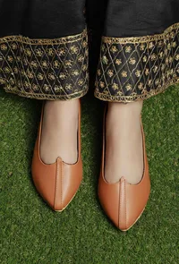 Tan Cruelty-Free Leather Juttis image 2