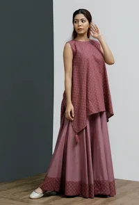 Set of 2: Plum Hand-Block Printed Asymmetrical Short Kurta With Onion-Pink Hand-Block Printed Long Skirt image 2