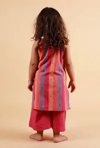 Set of 2: Pink Multicolor Stripe Sleeveless Kurta And Woven Pallazo Pants image 4