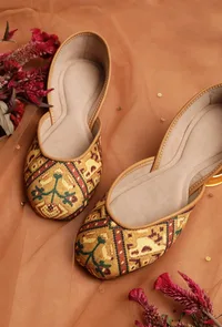 Golden Silk Patola Print Juttie image 1