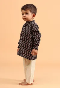 Set Of 2: Qalb Black Ajrakh Print Cotton Kurta & Off White Pyjama image 2